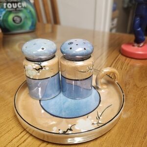 Salt and pepper shaker